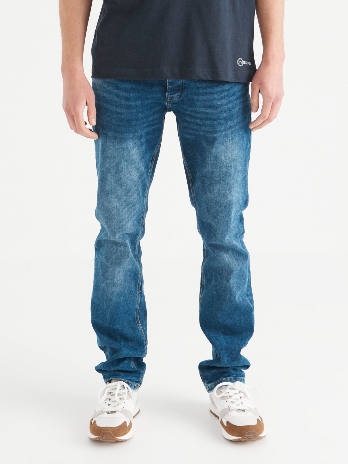 Jeans regular azul lavado azul oscuro vista media frontal
