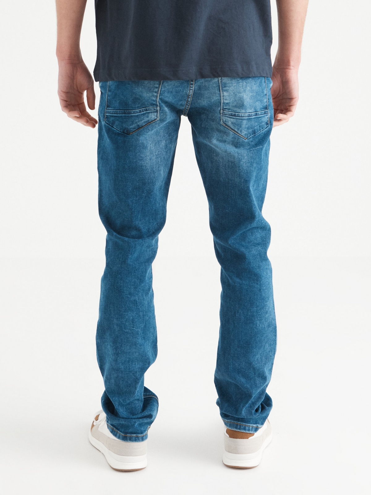 Jeans azul lavado regular azul escuro vista meia traseira