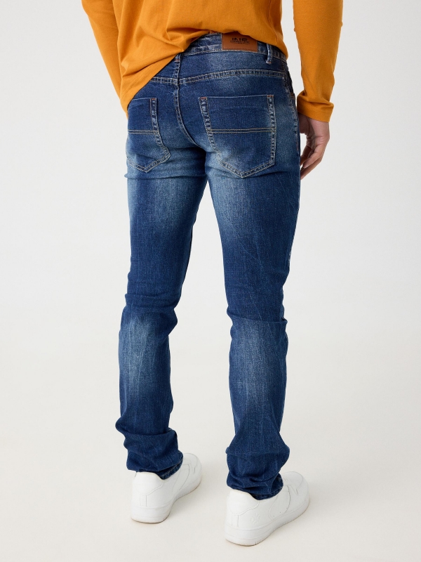 Jeans slim rasgados azul vista meia traseira