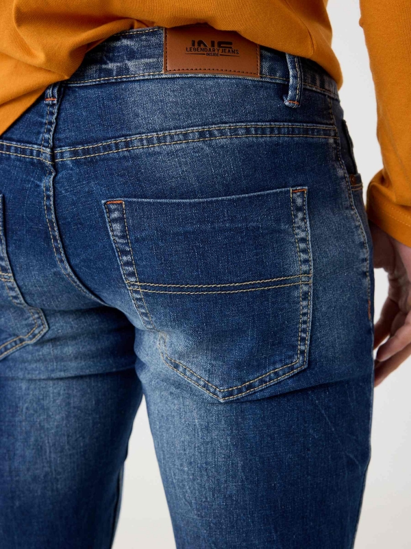 Jeans slim rasgados azul vista detalhe