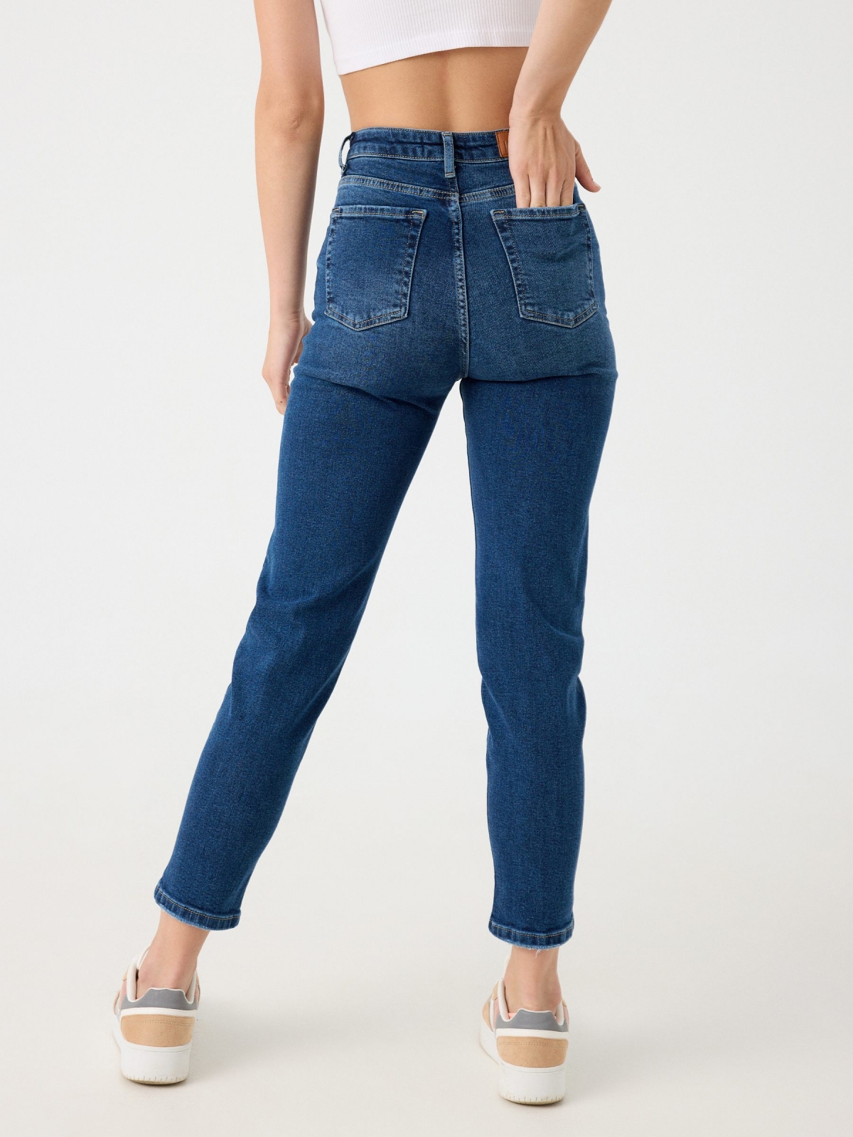 Jeans mom básico slim fit azul marinho vista meia traseira