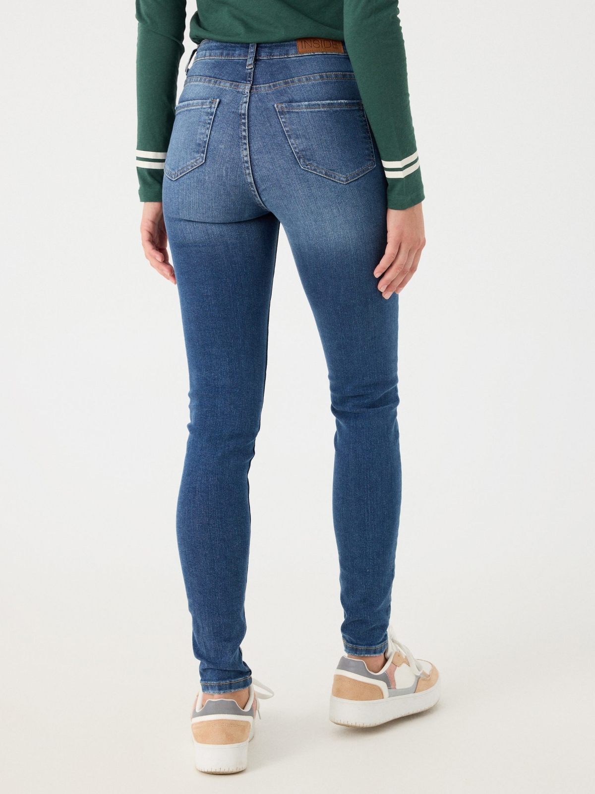 Jeans skinny cintura alta efeito lavado azul marinho vista meia traseira