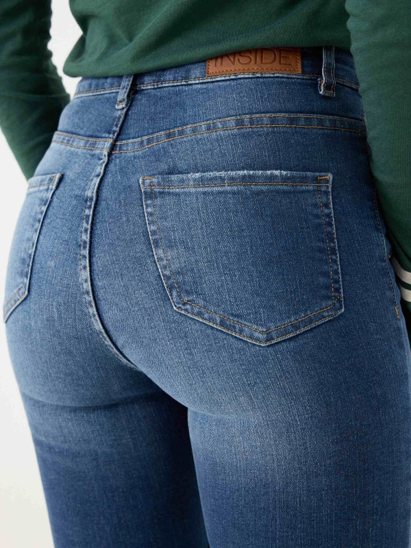 Jeans skinny cintura alta efeito lavado azul marinho vista detalhe