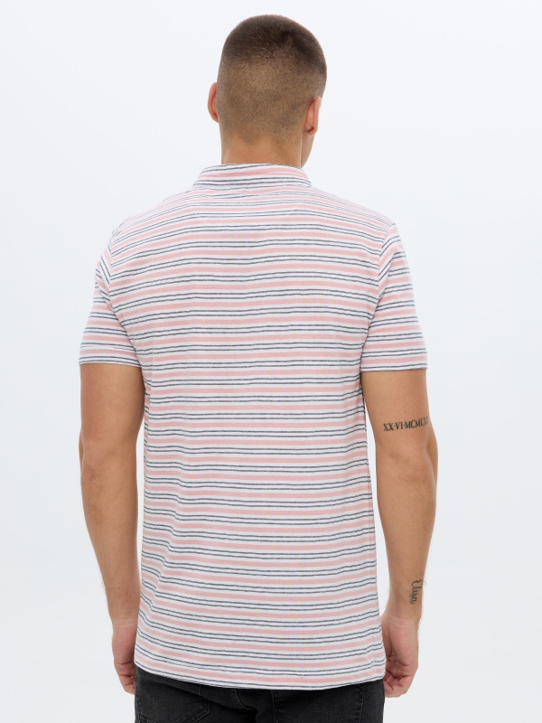 Camisa pólo com riscas de colarinho de mao multicolorido vista meia traseira
