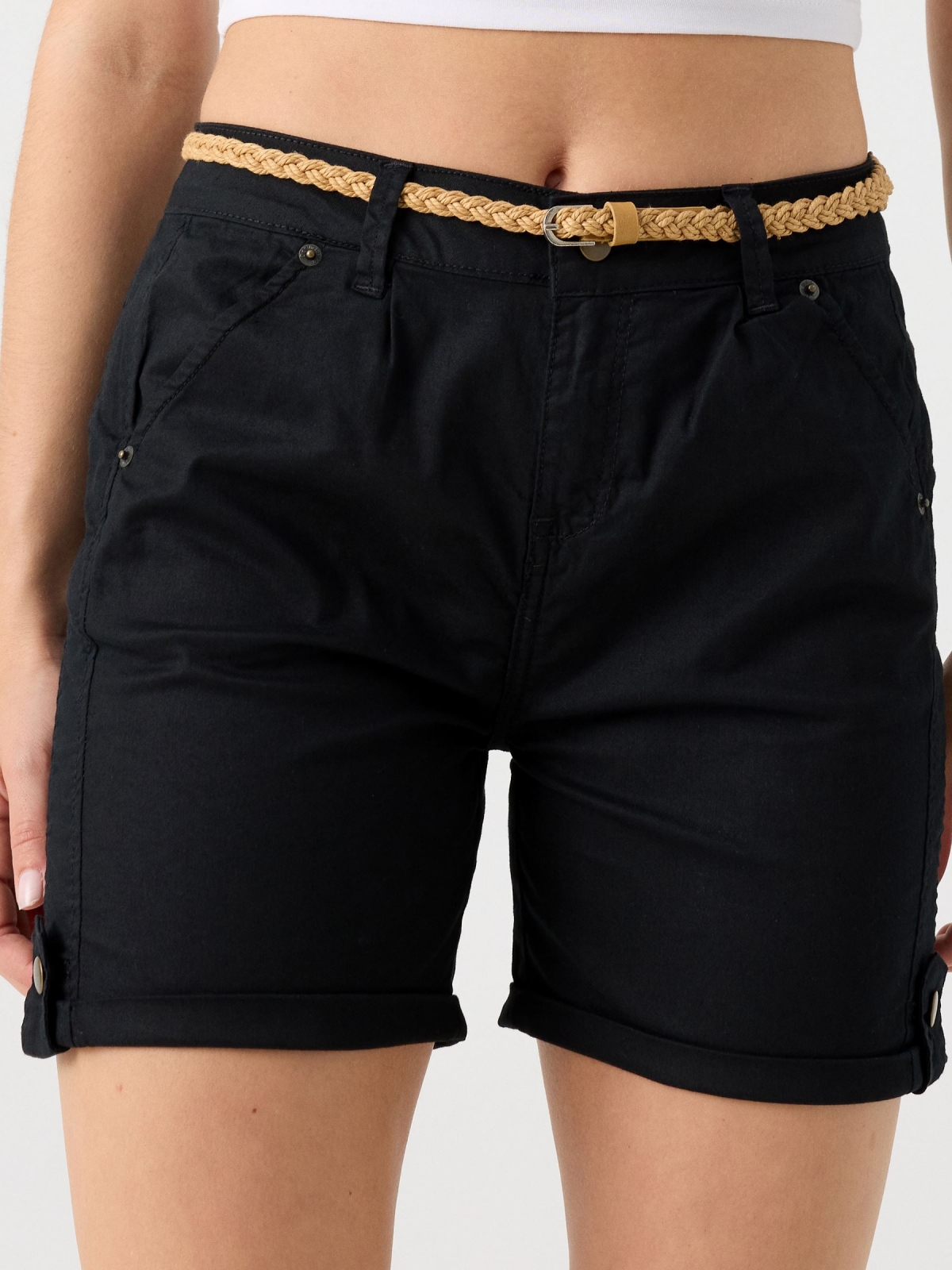 Shorts com cinto trançado preto vista detalhe