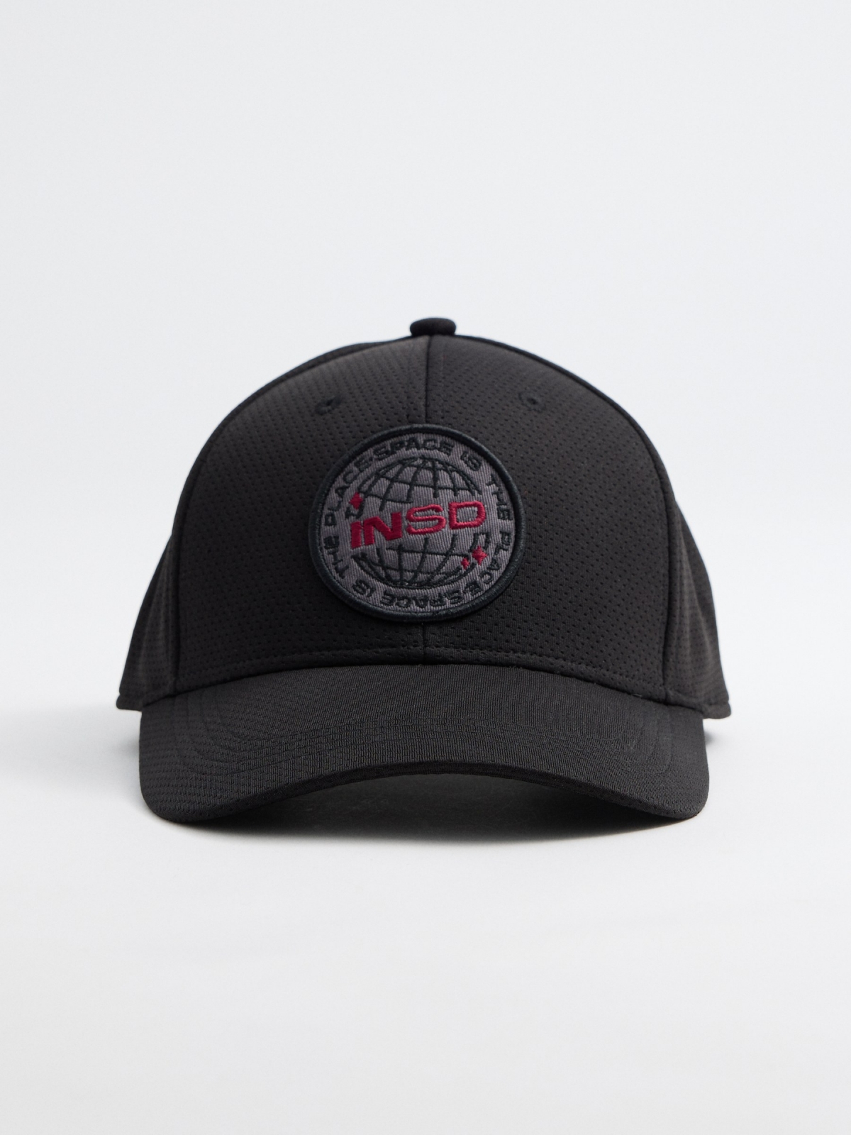 Baseball cap with embroidered logo black