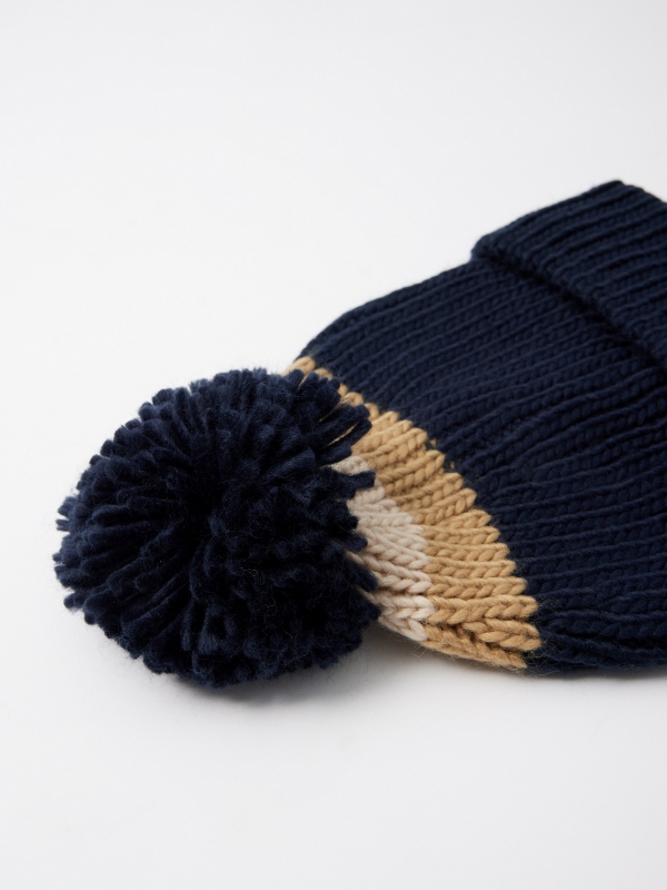 Gorro pompom de malha grossa azul marinho vista detalhe