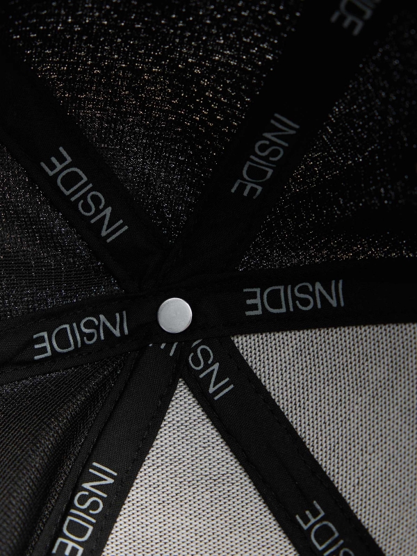 Gorra baseball logo bordado negro vista detalle