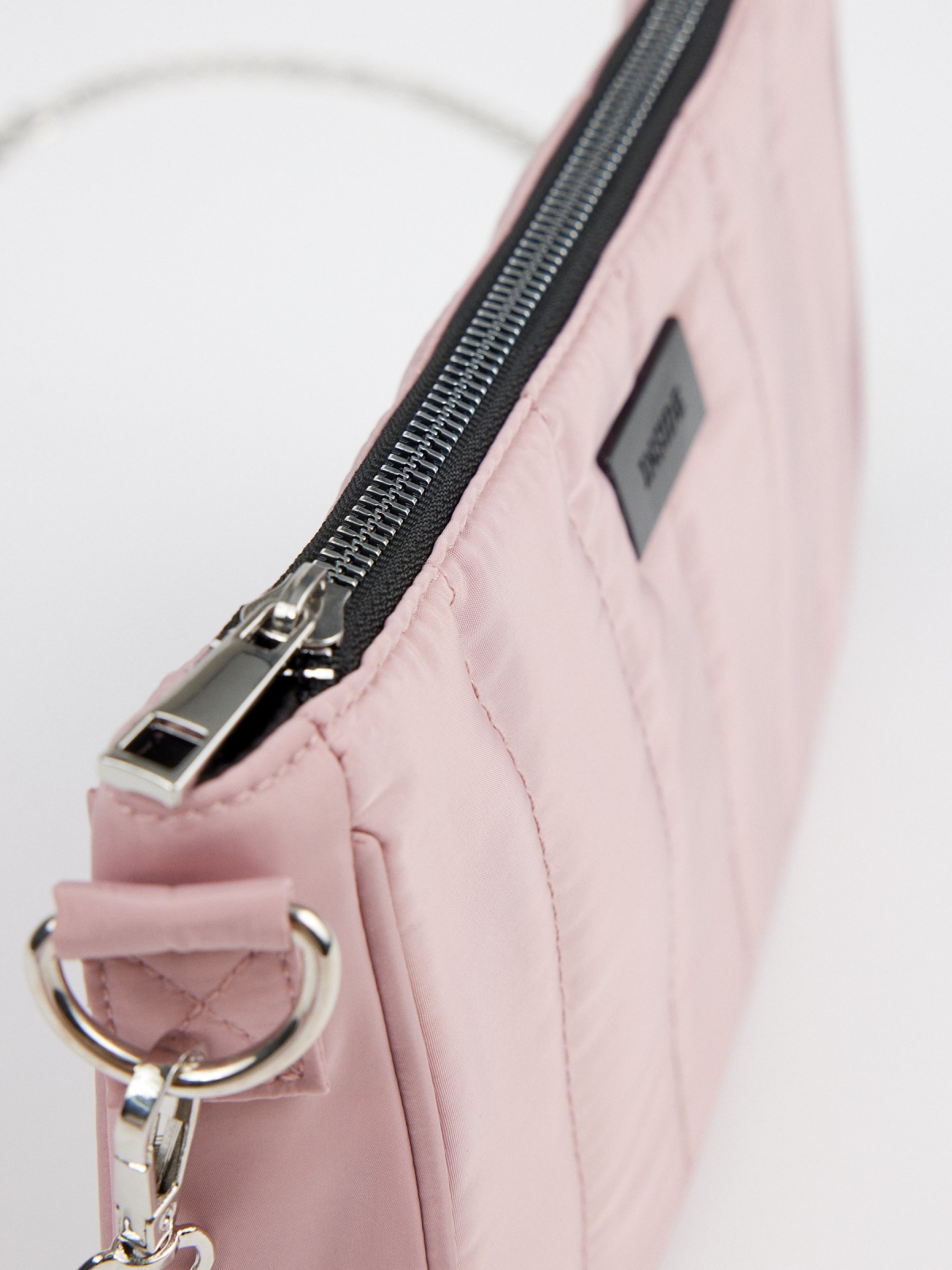 Bolsa de ombro em nylon acolchoado rosa vista detalhe