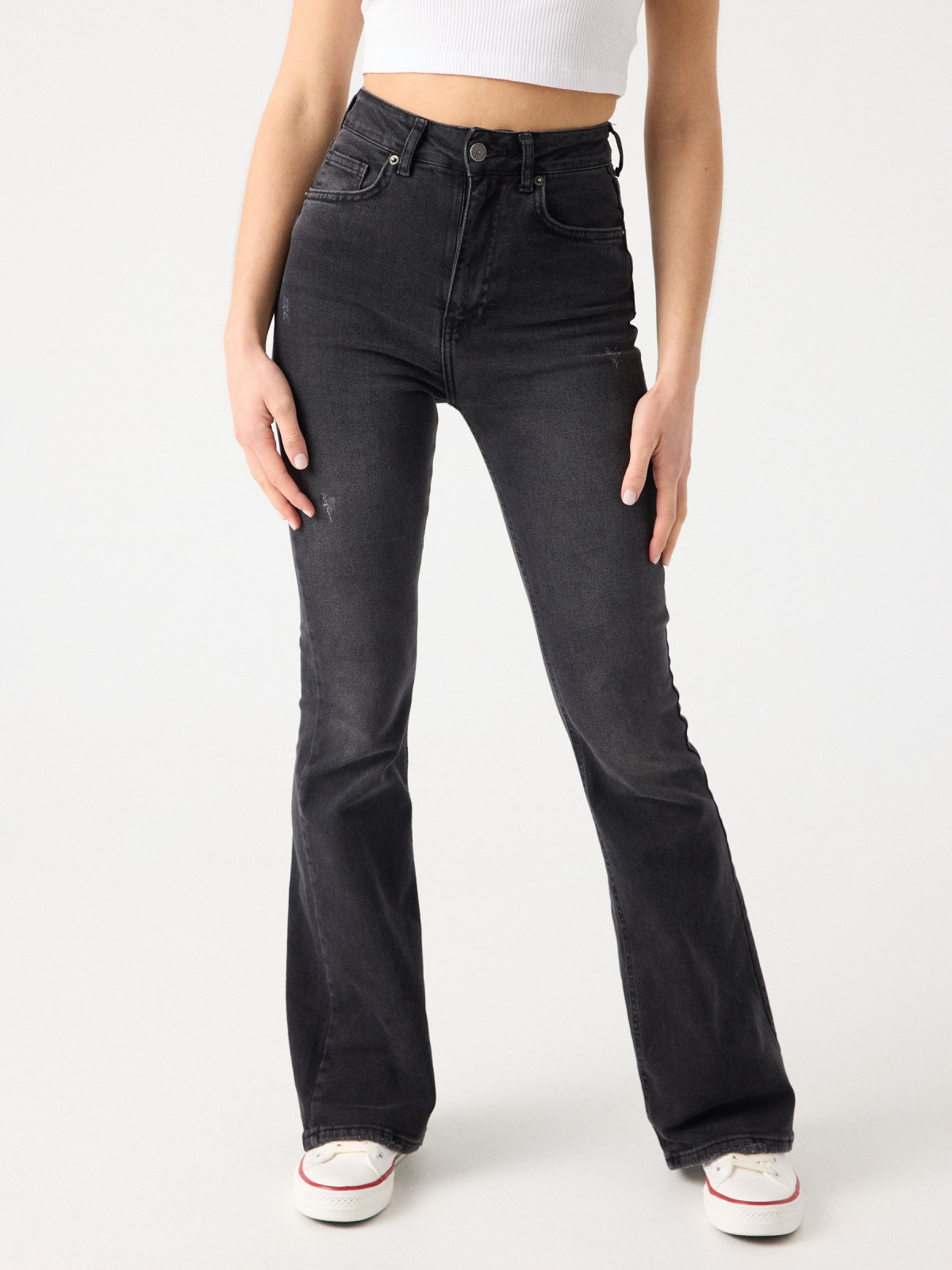 Jeans flare preto cintura alta preto vista meia frontal