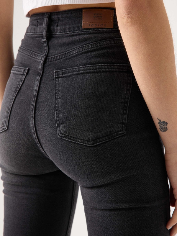 Jeans flare preto cintura alta preto vista detalhe