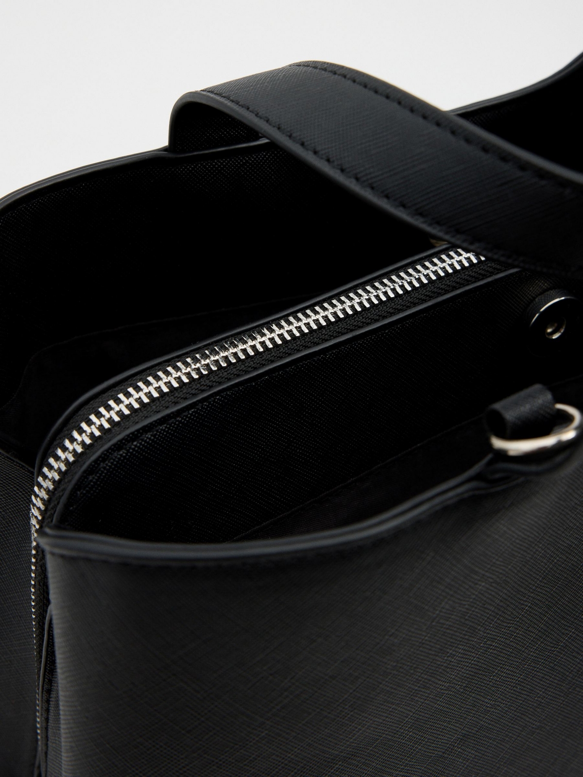 Bolsa shopper preta em couro sintético preto vista detalhe