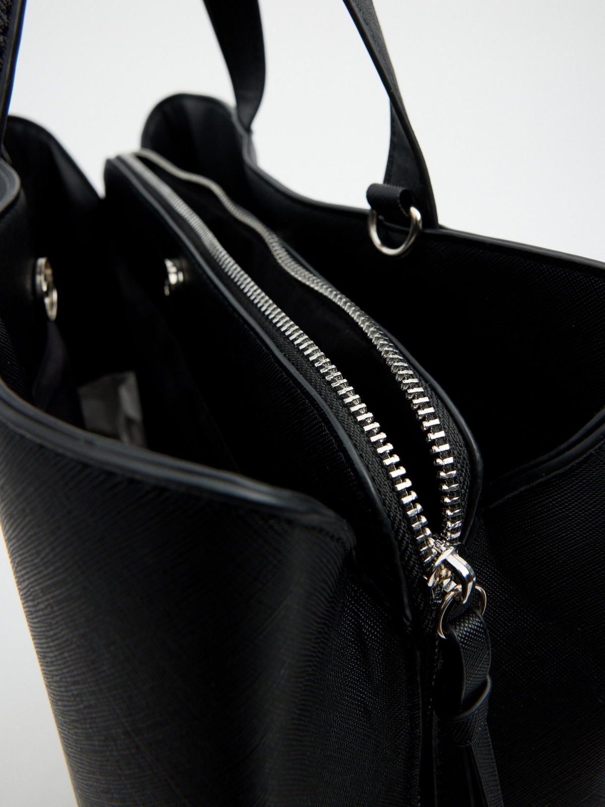Bolsa shopper preta em couro sintético preto vista detalhe