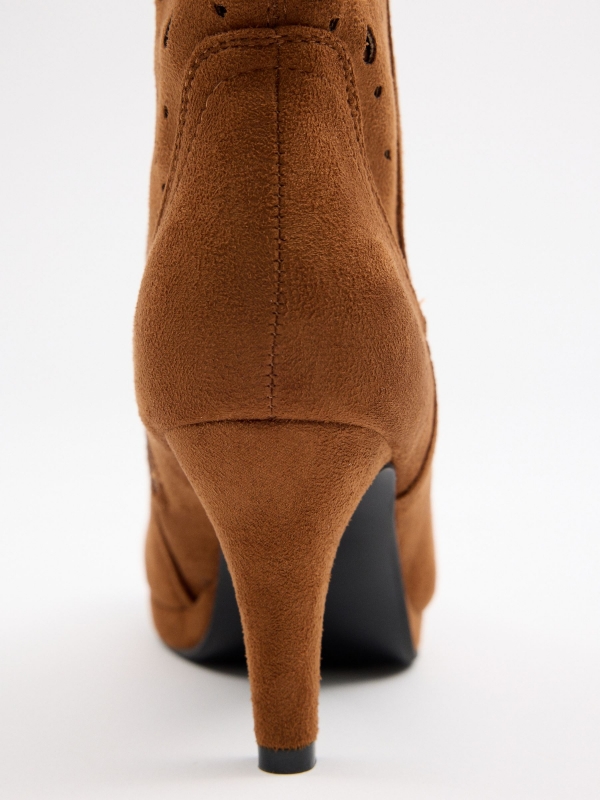 Sapato de tornozelo calcanhar de trabalho aberto 7 cm marrom claro vista detalhe