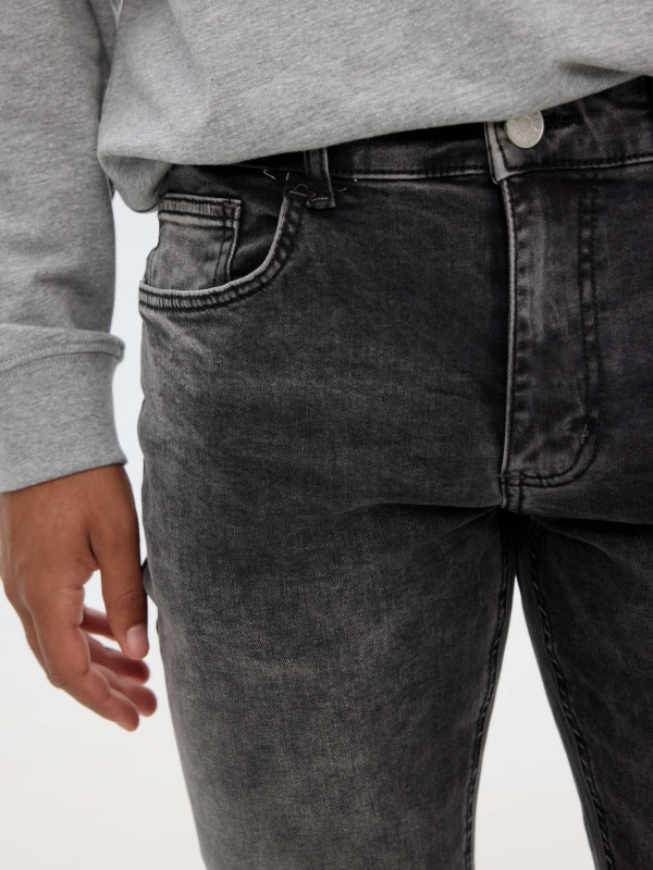 Jeans basico gris oscuro primer plano