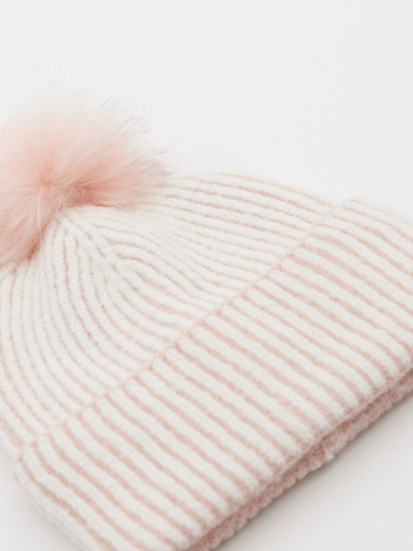 Light pink hat with pompom light pink middle 45º front view