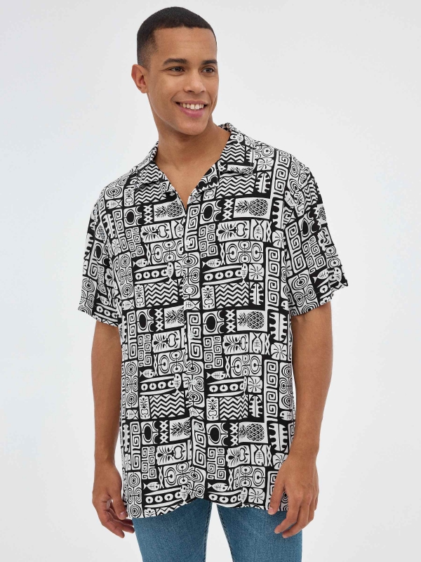 Short sleeve print shirt black middle front view