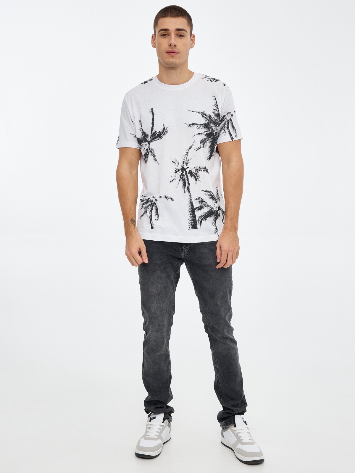 T-shirt com estampa de palmeira branco vista geral frontal