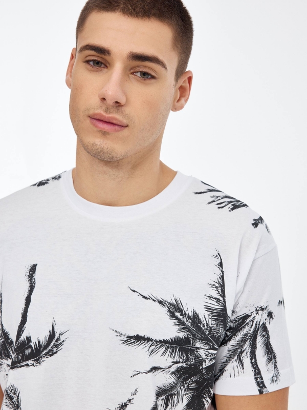 T-shirt com estampa de palmeira branco vista detalhe