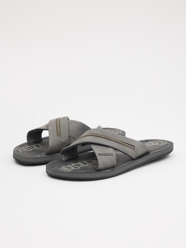 Sandálias cruzadas cinza escuro vista frontal 45º