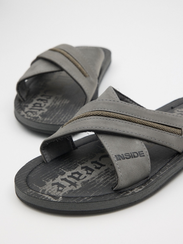Sandálias cruzadas cinza escuro vista detalhe