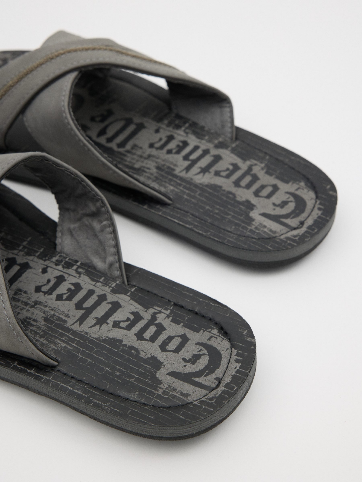 Sandálias cruzadas cinza escuro vista detalhe