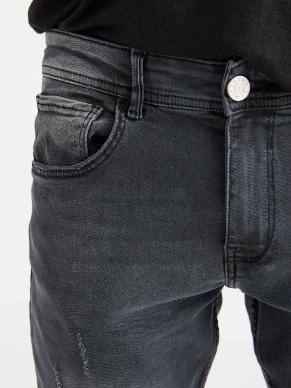 Jeans slim cinza lavada e rasgada cinza escuro vista detalhe