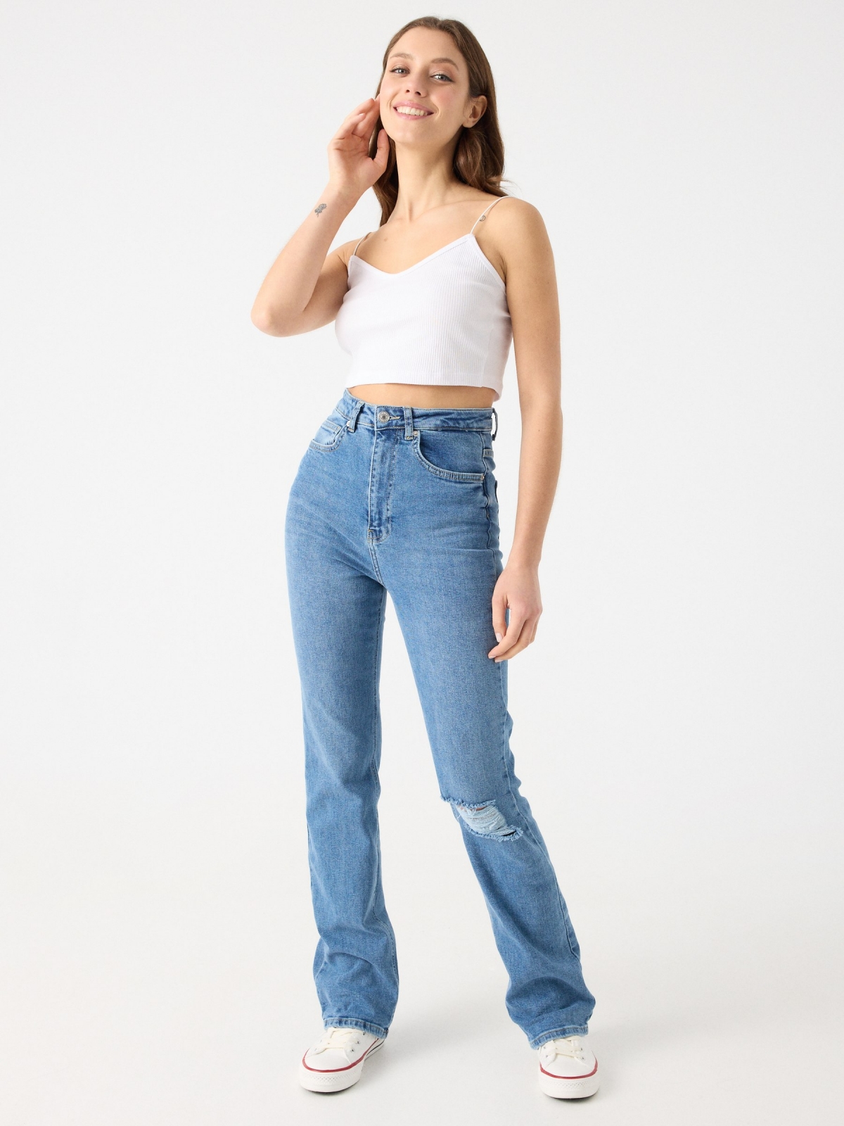 Jeans reta de cintura alta rasgada azul vista geral frontal