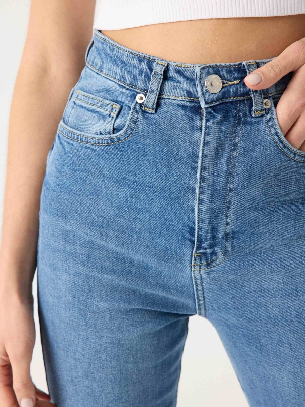 Jeans reta de cintura alta rasgada azul vista detalhe