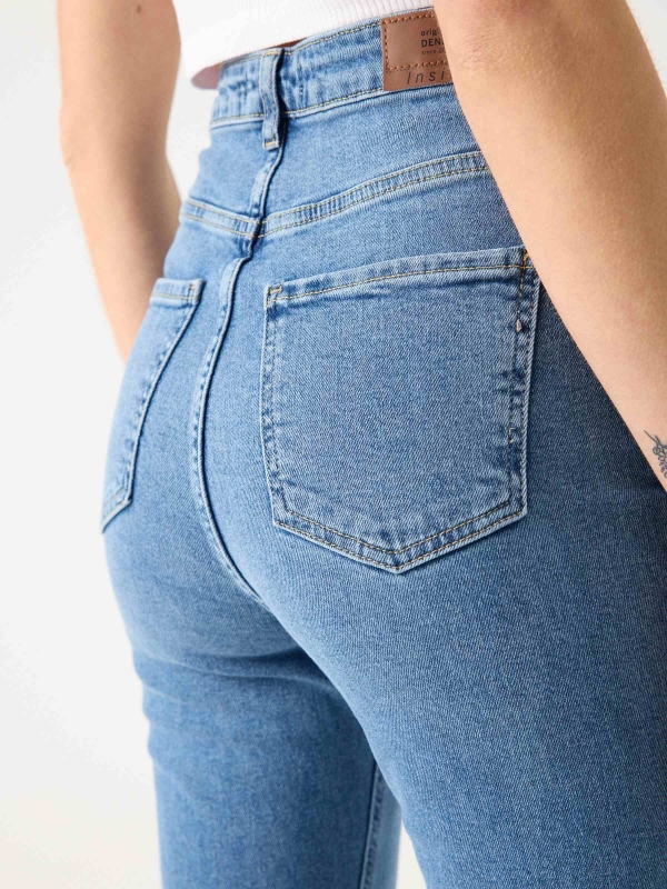 Jeans straight slim roto tiro alto azul vista detalle