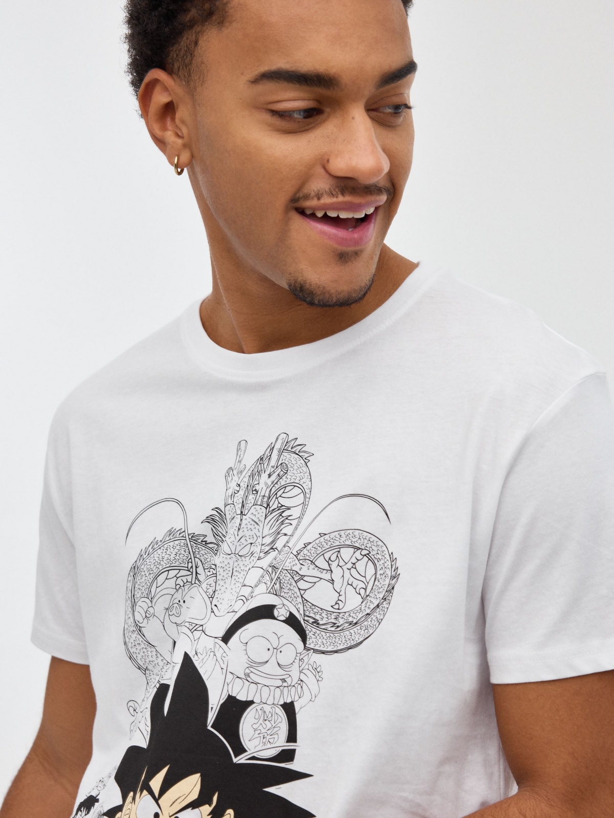 T-shirt Dragon Ball branco vista detalhe