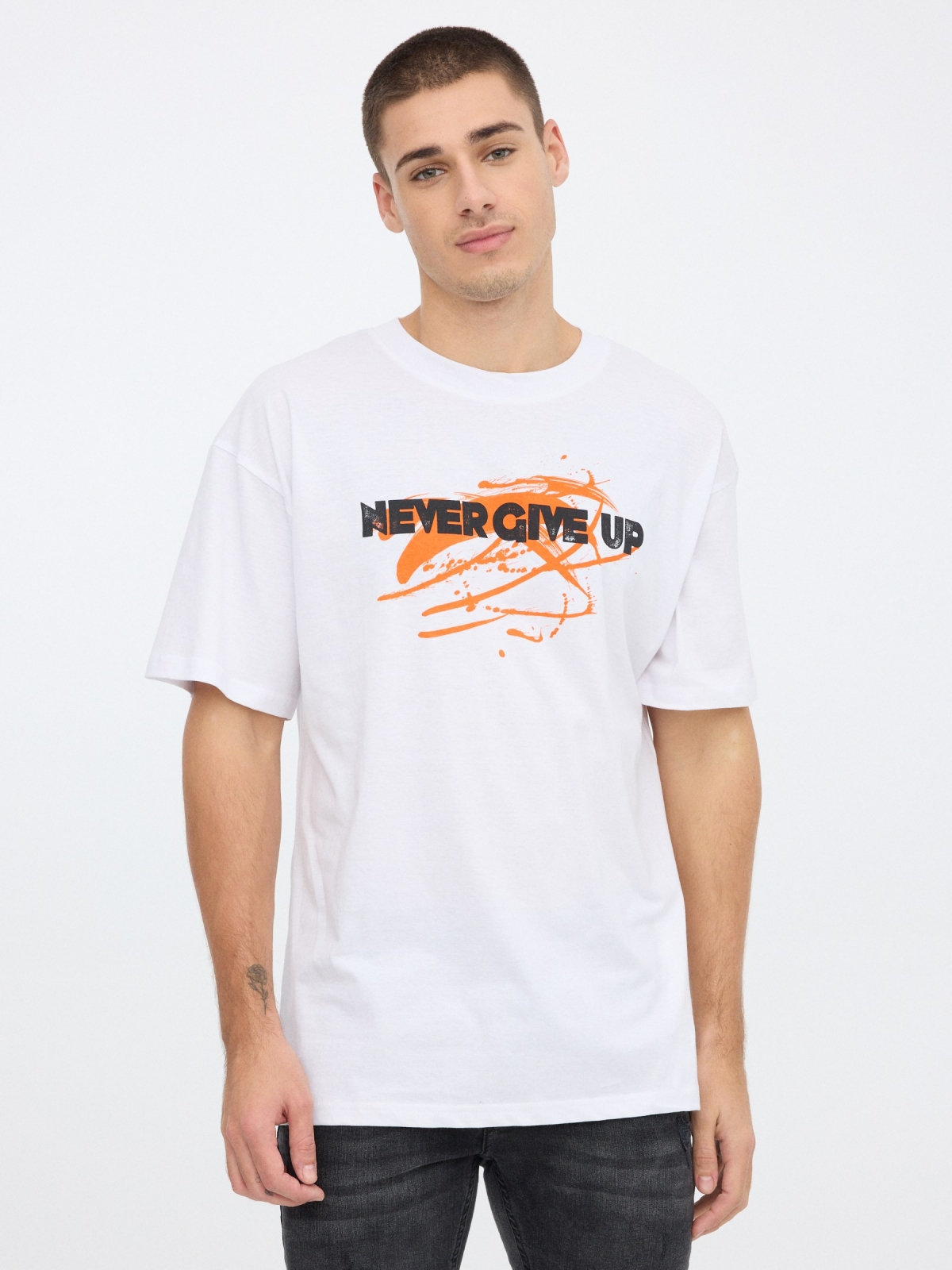 Never GiveUP T-shirt branco vista meia frontal