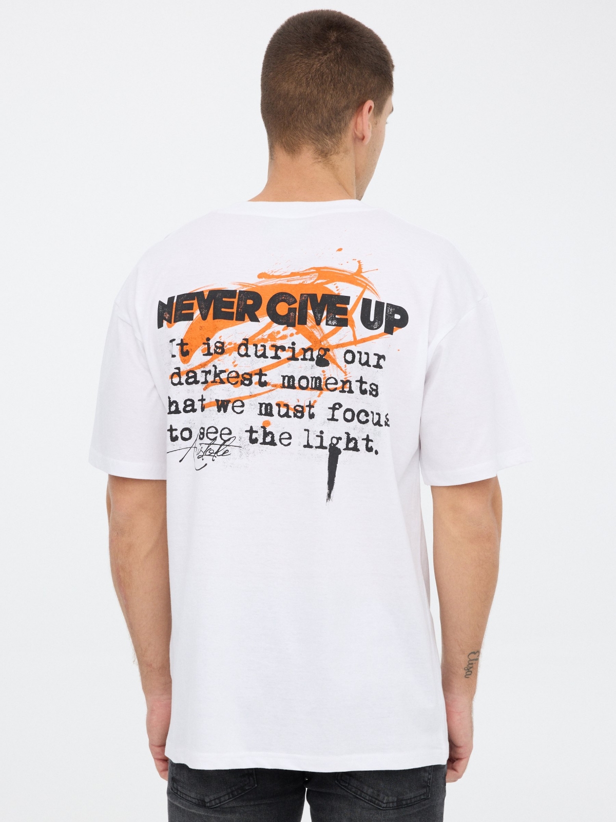 Never GiveUP T-shirt branco vista meia traseira