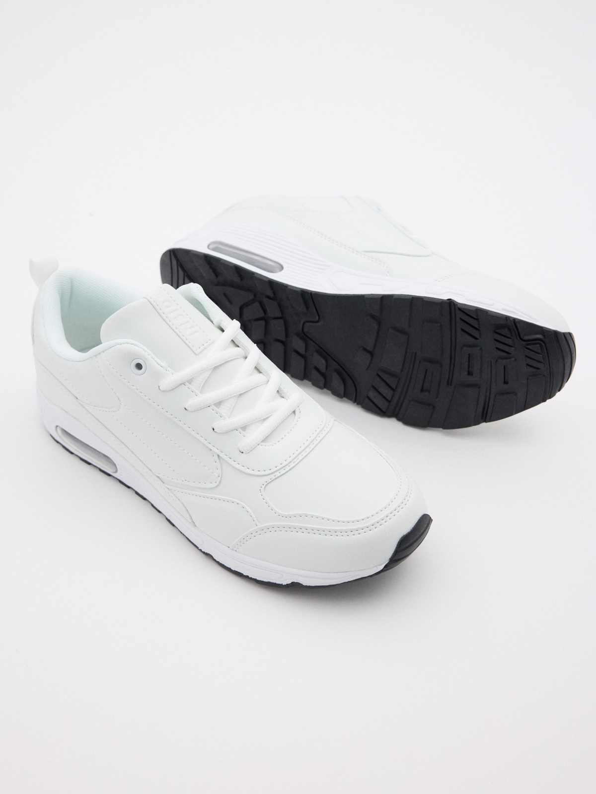 Casual sneaker with air chamber white detail view