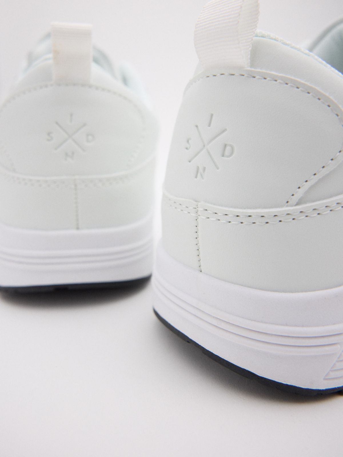 Casual sneaker with air chamber white detail view