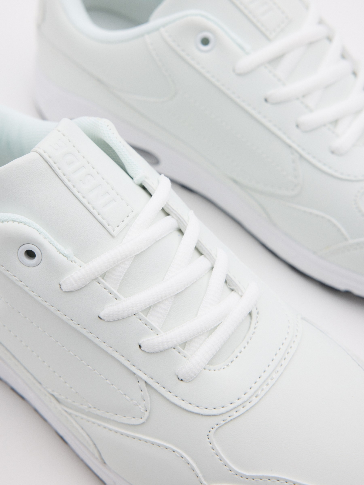 Casual sneaker with air chamber white