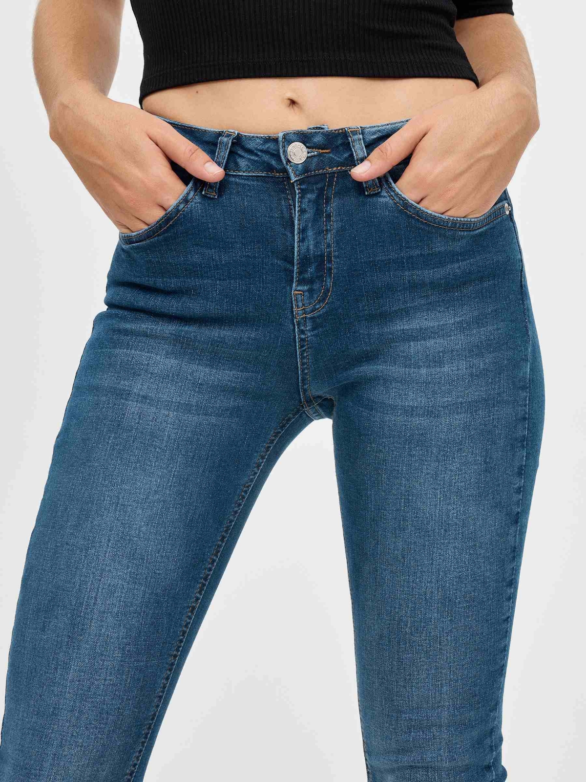 Jeans skinny tiro medio azul primer plano
