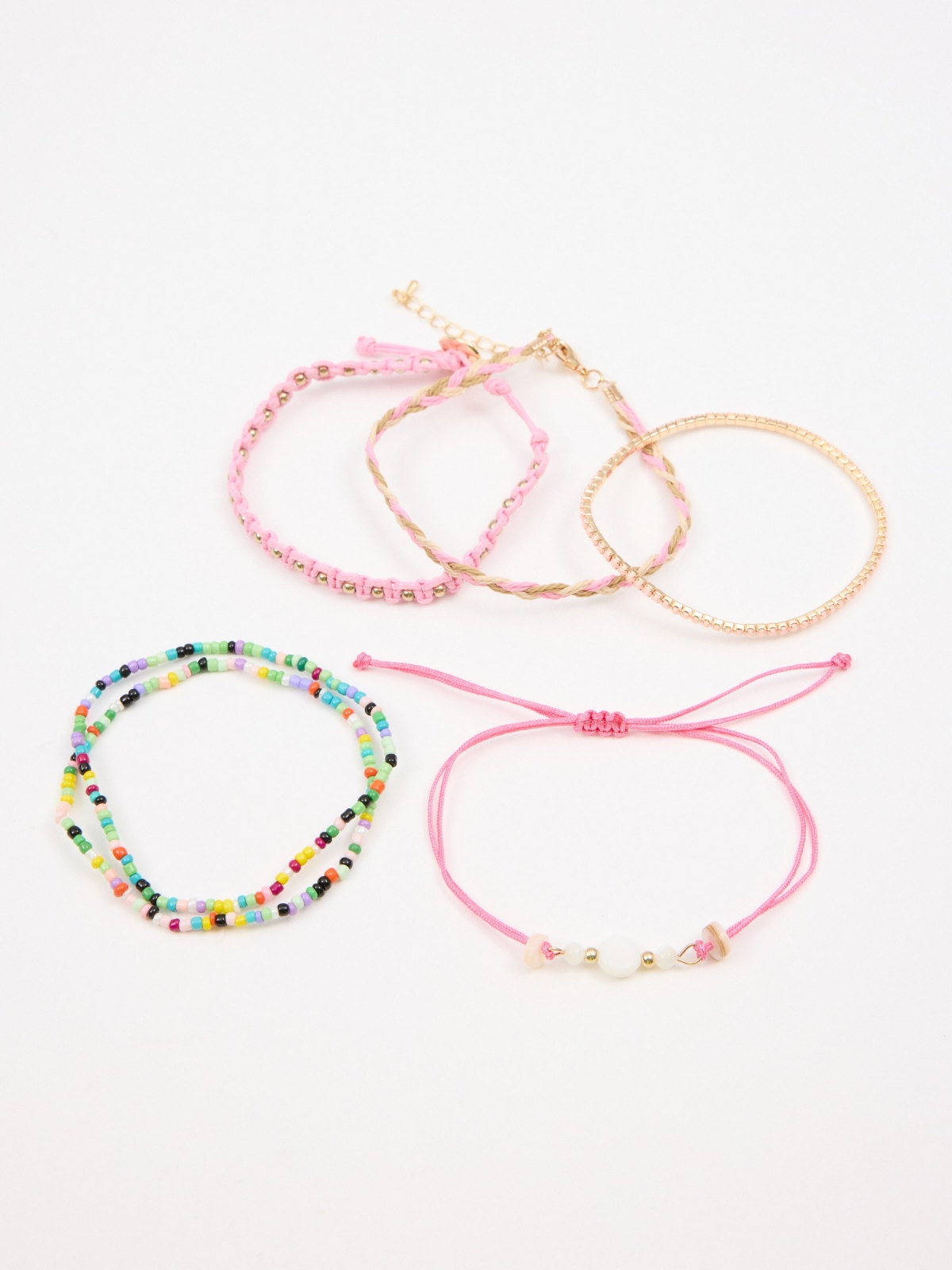 Conjunto de 5 braceletes multicoloridas multicolorido primeiro plano com modelo