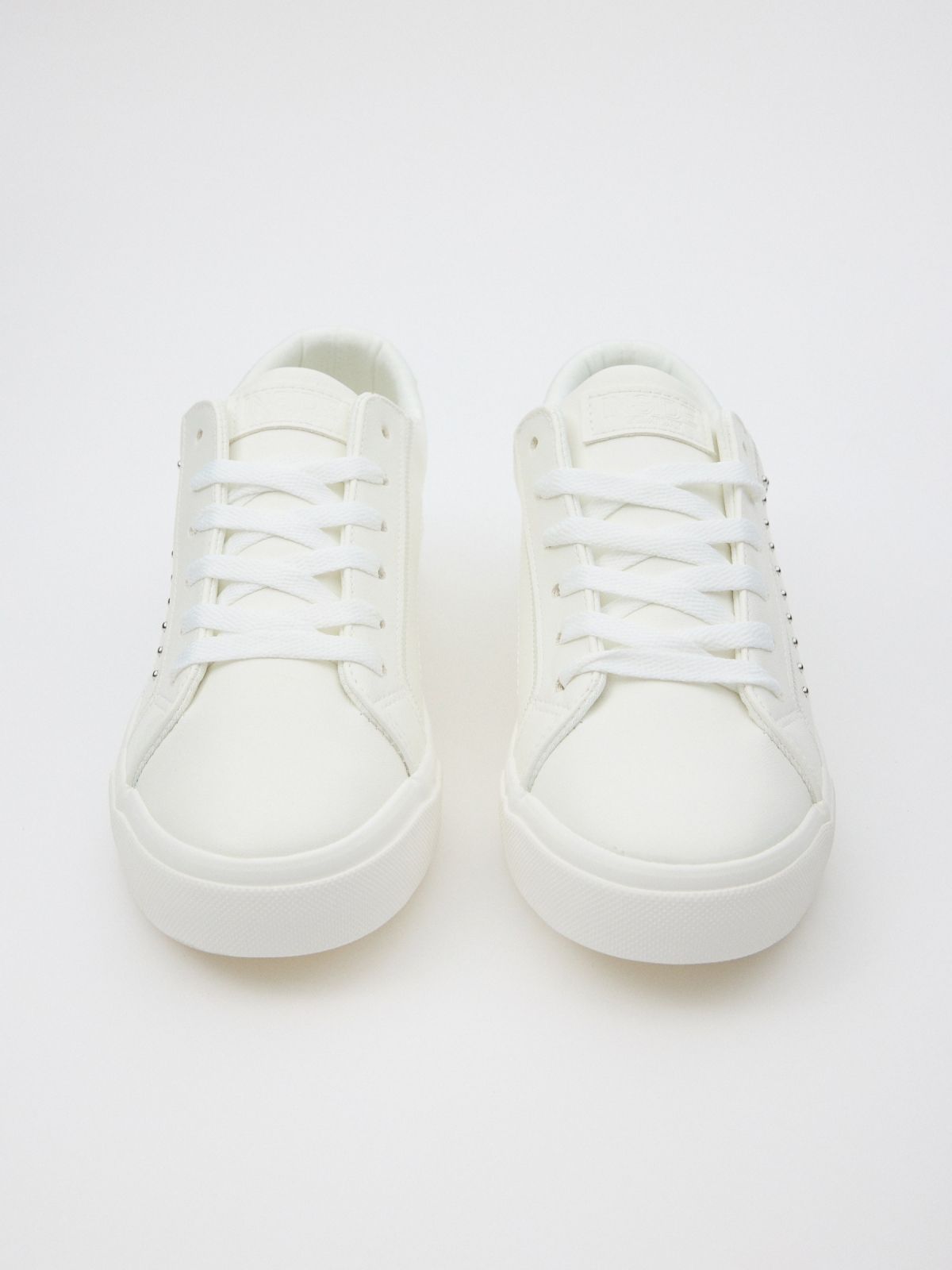 Basic casual sneaker white zenithal view
