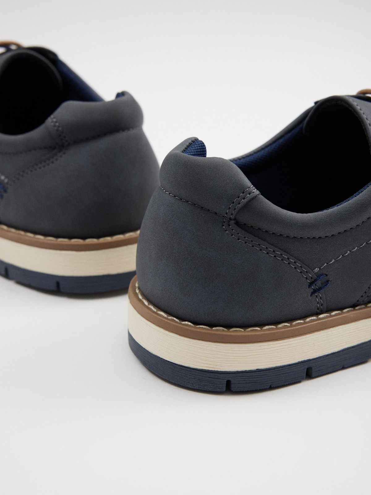 Zapato clasico blucher combina azul marino vista detalle