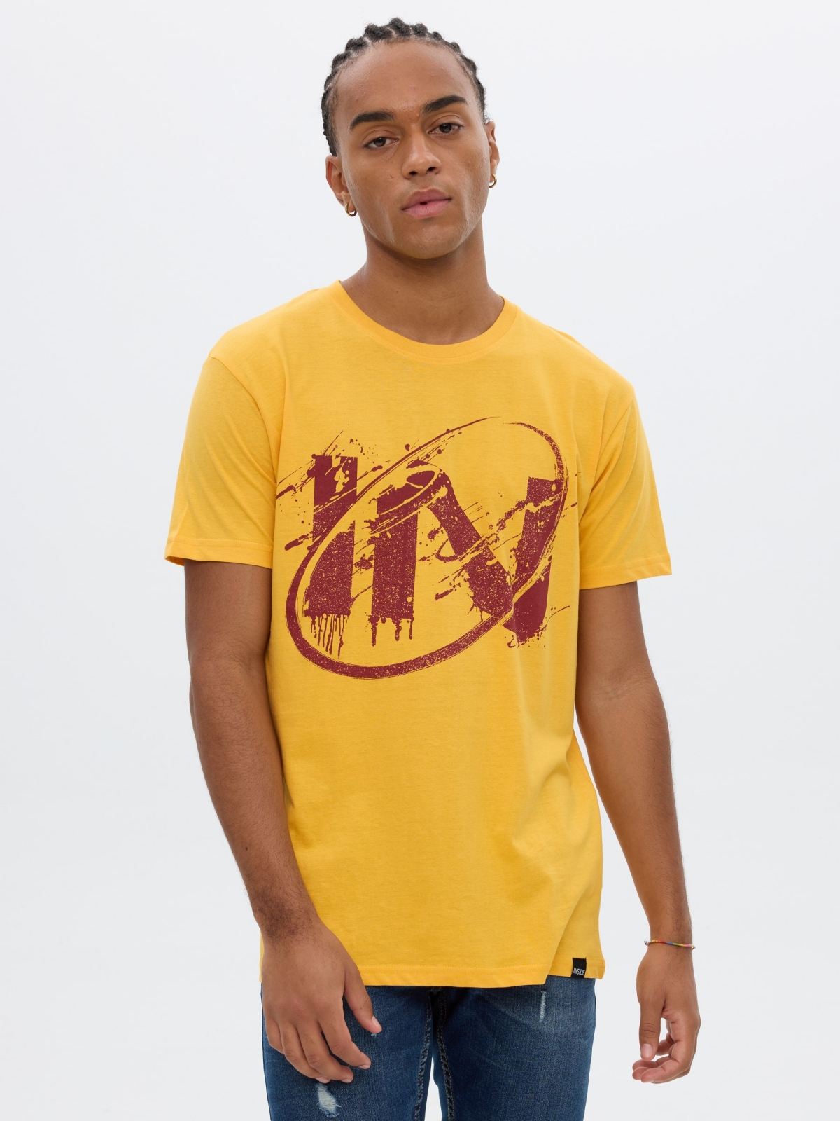 T-shirt impressa no interior amarelo pastel vista meia frontal