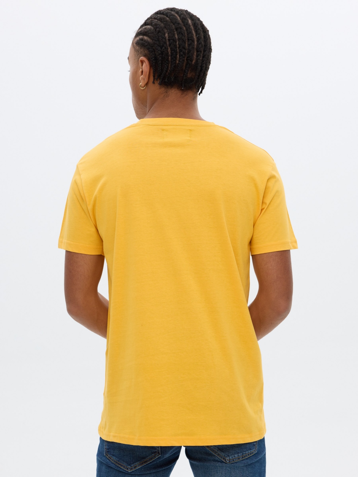 T-shirt impressa no interior amarelo pastel vista meia traseira