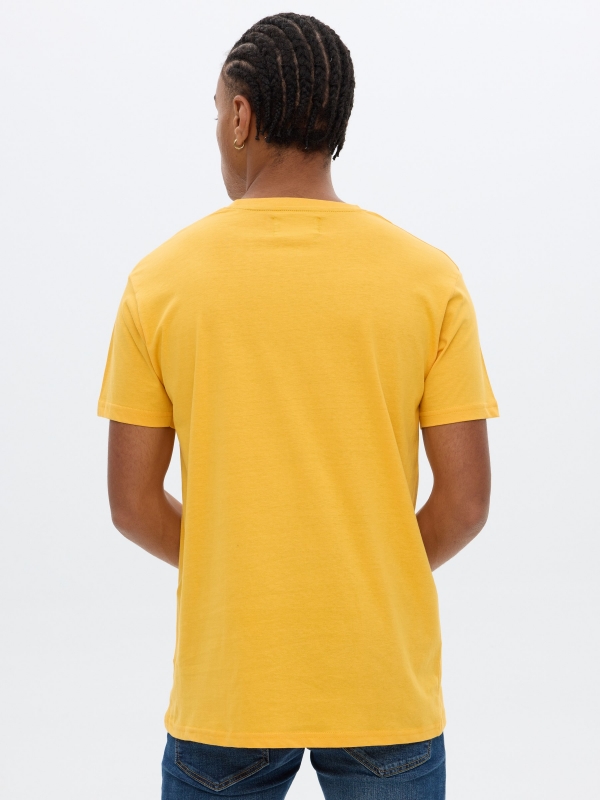 Camiseta estampado inside amarillo pastel vista media trasera
