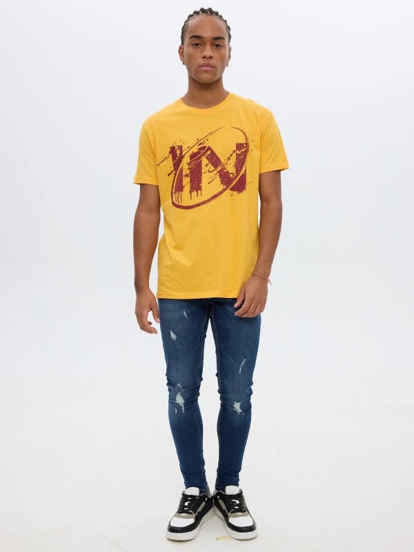 T-shirt impressa no interior amarelo pastel vista geral frontal