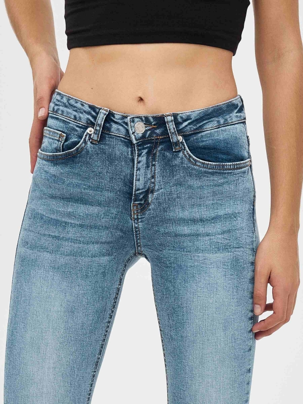 Jeans skinny tiro medio azul vista detalle