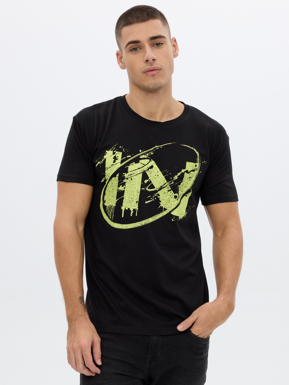 T-shirt impressa no interior preto vista meia frontal