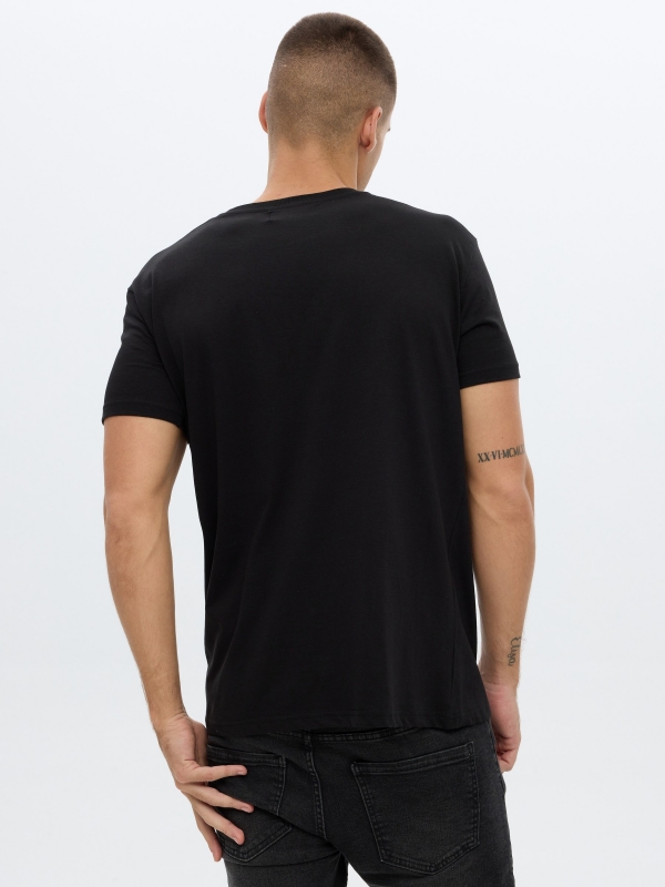 T-shirt impressa no interior preto vista meia traseira