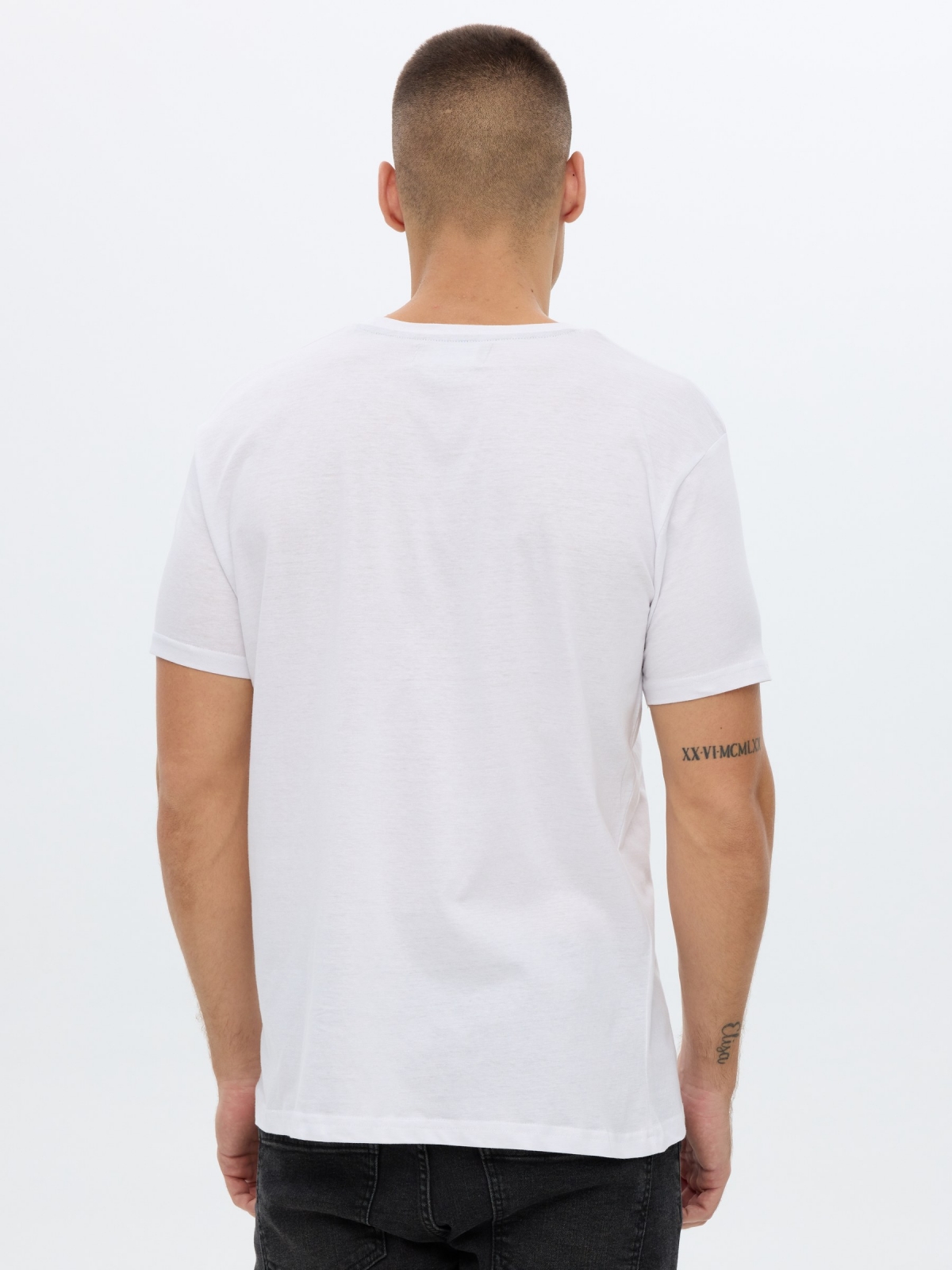 T-shirt impressa no interior branco vista meia traseira