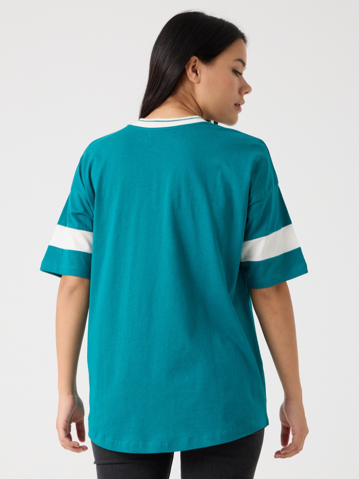 T-shirt universitária oversized verde mar vista meia traseira