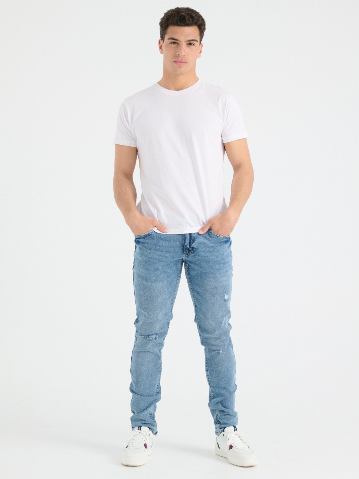 Jeans slim rasgados azul vista geral frontal